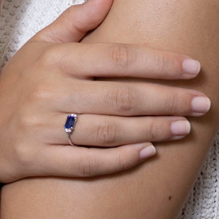 ANILLO EN ORO CON ZAFIRO CUADRADO 2