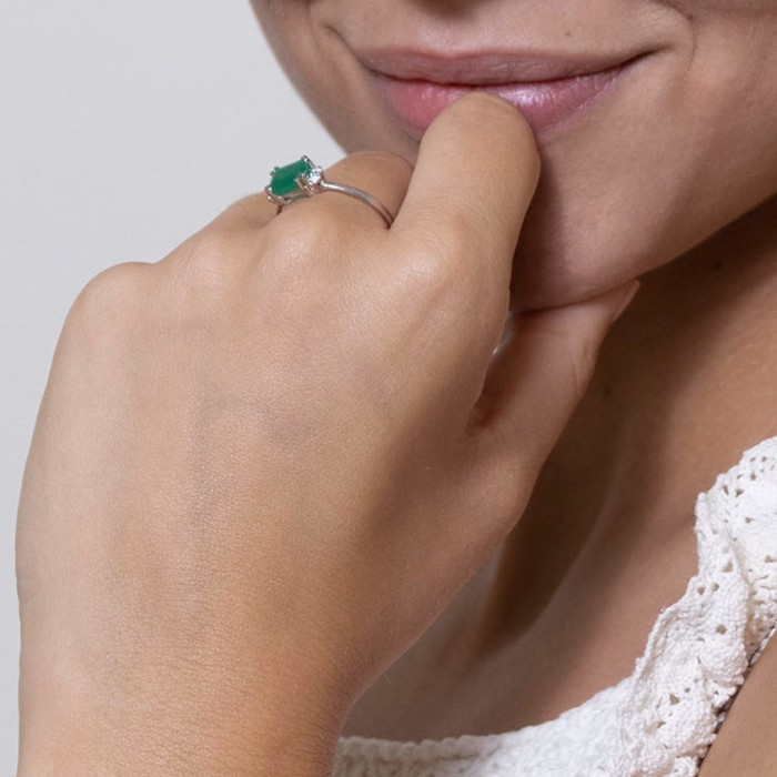 ANILLO EN ORO BLANCO Y ESMERALDA CUADRADA