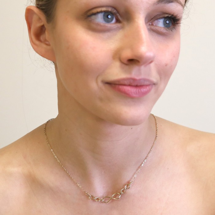 GARGANTILLA EN ORO CON INFINITOS 2