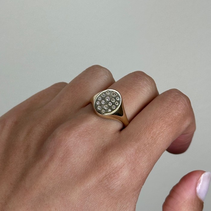 ANILLO EN ORO TIPO SELLO CON CIRCONITAS