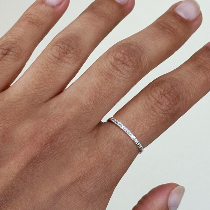 ANILLO EN ORO BLANCO LINEA FINA DE CIRCONITAS