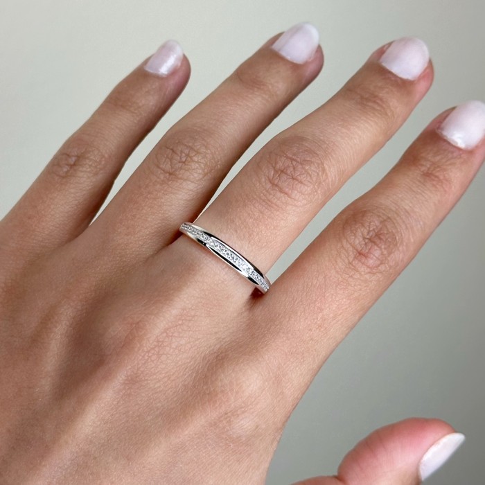 ANILLO EN ORO BLANCO CON CIRCONITAS BLANCAS