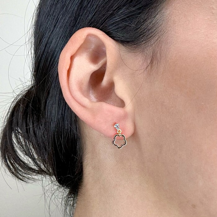 PENDIENTES EN PLATA DORADA FLOR CALADA.