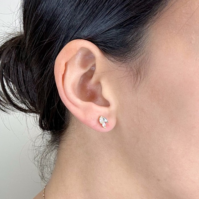 PENDIENTES EN PLATA DORADA CON TRES CIRCONITAS. 2