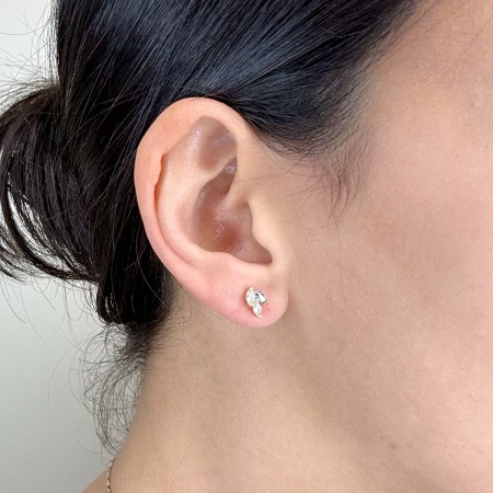 PENDIENTES EN PLATA DORADA CON TRES CIRCONITAS.