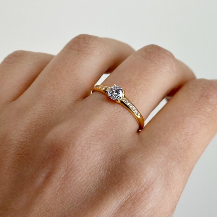 ANILLO EN ORO CON CIRCONITA CENTRAL CUADRADA