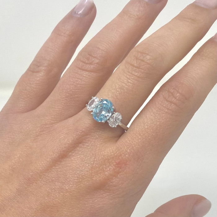 ANILLO EN PLATA  CIRCONITA CENTRAL AZUL OVAL LADOS BLANCA 2