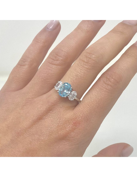 ANILLO EN PLATA  CIRCONITA CENTRAL AZUL OVAL LADOS BLANCA