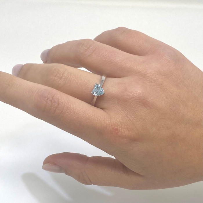 ANILLO EN PLATA CIRCONITA AZUL CON TRES GARRAS CORAZÓN 2