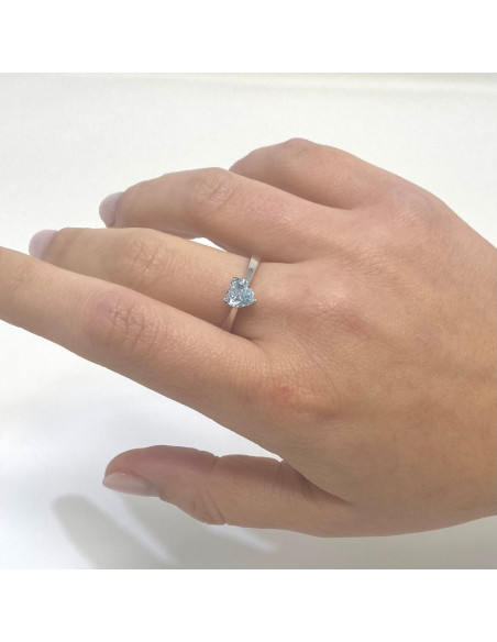 ANILLO EN PLATA CIRCONITA AZUL CON TRES GARRAS CORAZÓN