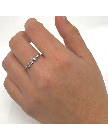 ANILLO EN ORO BLANCO DE 18 QUILATES CHATONES