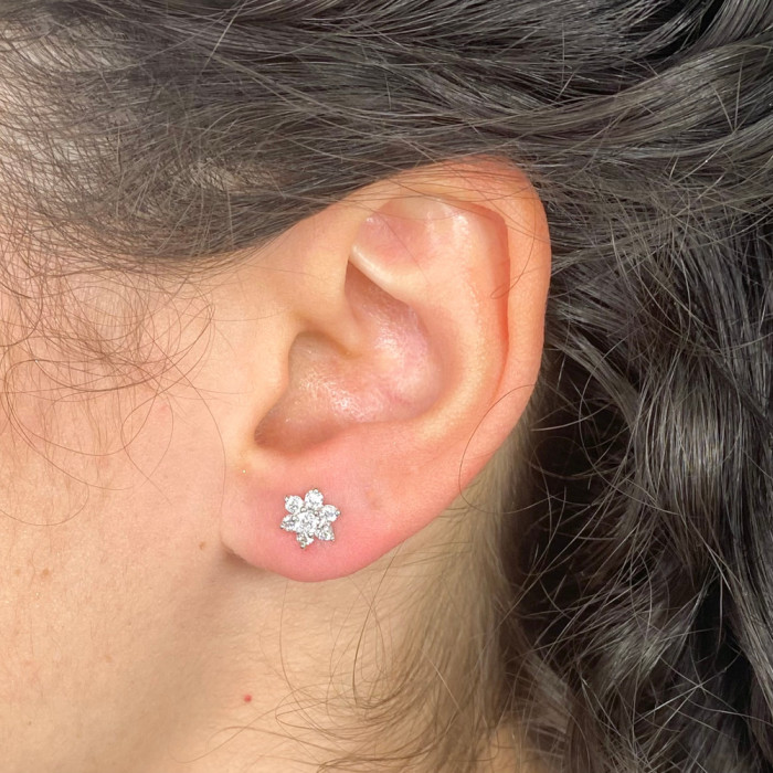 PENDIENTES CON FORMA DE ROSETA EN ORO BLANCO 2