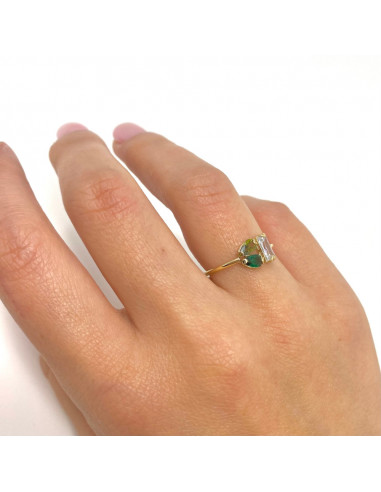 ANILLO EN ORO CON TRES CIRCONITAS TONOS VERDE Y BLANCO