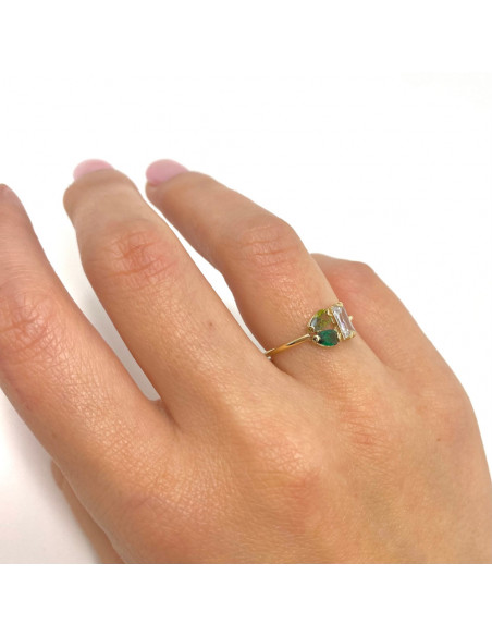 ANILLO EN ORO CON TRES CIRCONITAS TONOS VERDE Y BLANCO