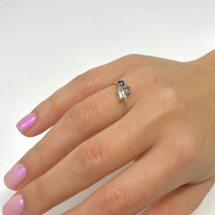 ANILLO EN ORO CON TRES CIRCONITAS EN TONOS  AZULES GARRA 2