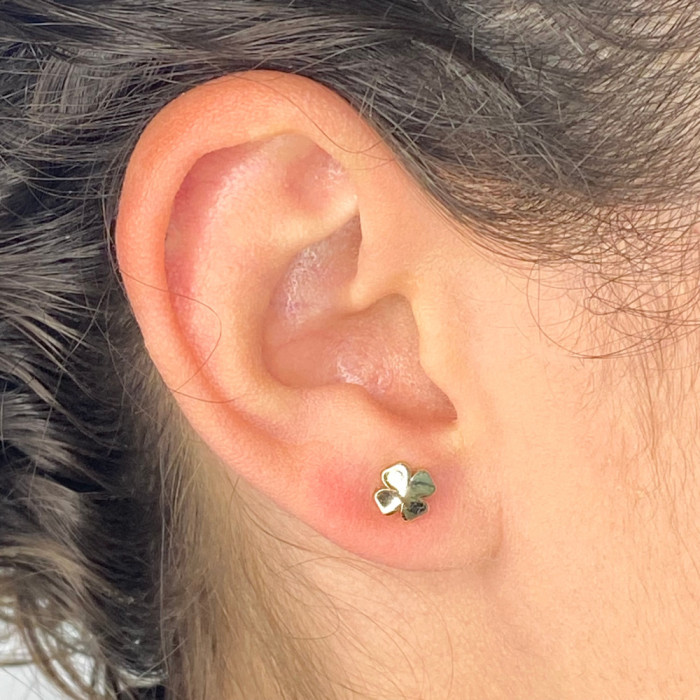 PENDIENTES EN PLATA DORADA FORMA DE TREBOL Y CIRCONITA BLANCA 2