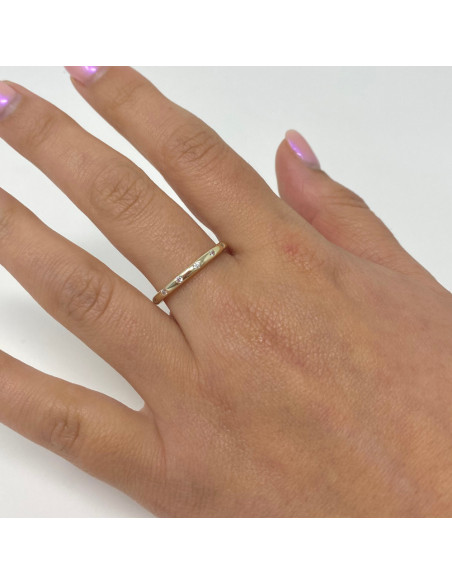 ANILLO EN PLATA DORADA CON CIRCONITAS BLANCAS INCRUSTADAS