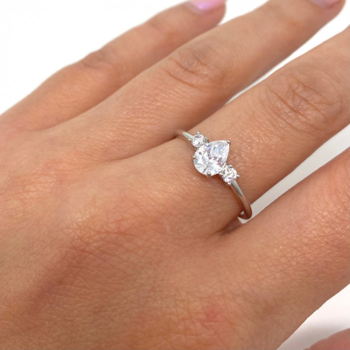 ANILLO EN PLATA TRES CIRCONITAS CENTRO GOTA 2