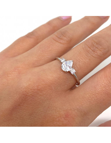 ANILLO EN PLATA TRES CIRCONITAS CENTRO GOTA