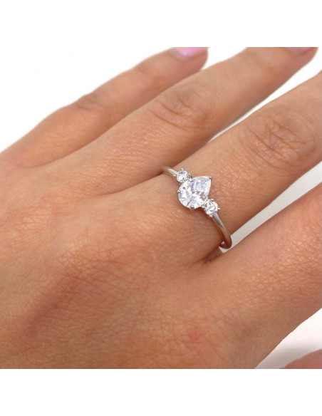 ANILLO EN PLATA TRES CIRCONITAS CENTRO GOTA