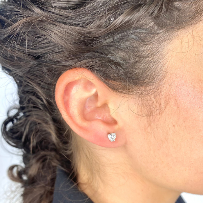 PENDIENTES EN PLATA CIRCONITA TALLADA FORMA CORAZON 2