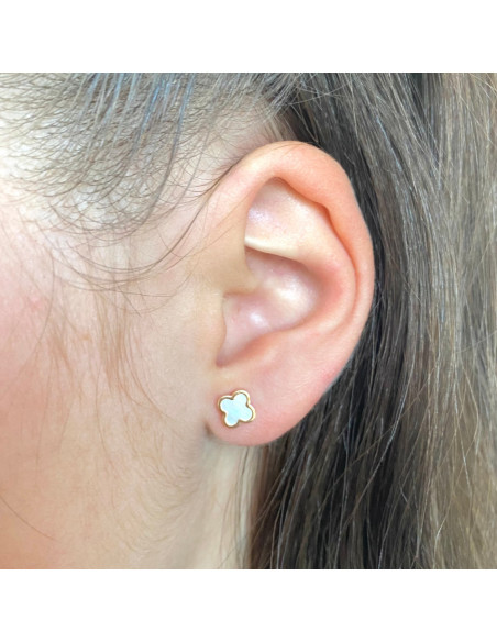 PENDIENTES EN ORO FLOR CUATRO HOJAS NACAR