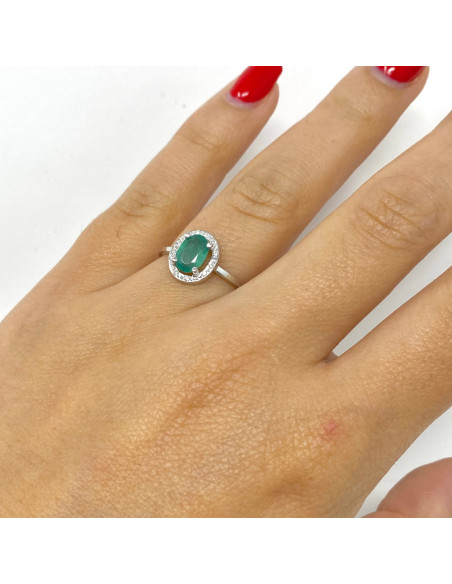 ANILLO EN ORO BLANCO DIAMANTES Y ESMERALDA OVALADA