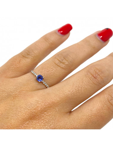 ANILLO EN ORO BLANCO CON DIAMANTES Y ZAFIRO