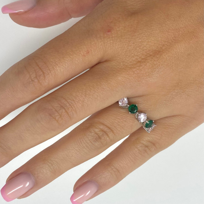 ANILLO EN PLATA CON CIRCONITAS CUADRADAS EN VERDE Y ROSA. 2
