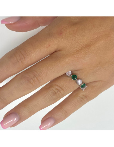 ANILLO EN PLATA CON CIRCONITAS CUADRADAS EN VERDE Y ROSA.