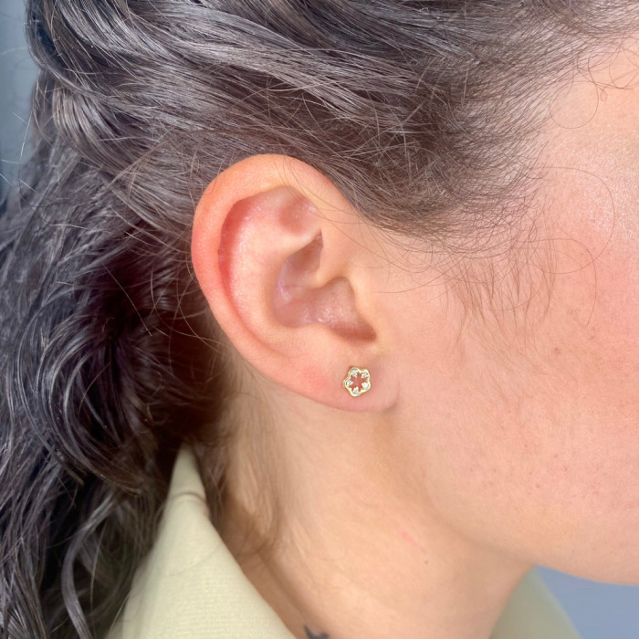 PENDIENTES EN ORO FLOR CALADA CIRCONITAS BLANCAS GARRA 2