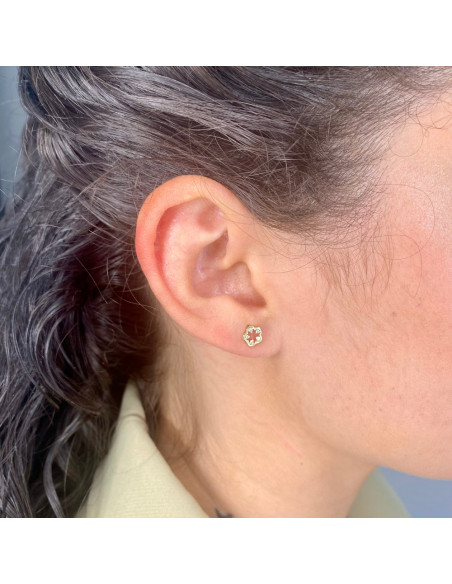 PENDIENTES EN ORO FLOR CALADA CIRCONITAS BLANCAS GARRA