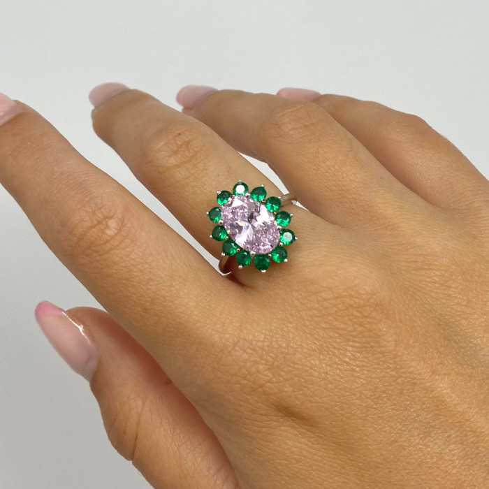 ANILLO EN PLATA FORMA OVALADA CON PIEDRAS VERDE Y ROSA. 2
