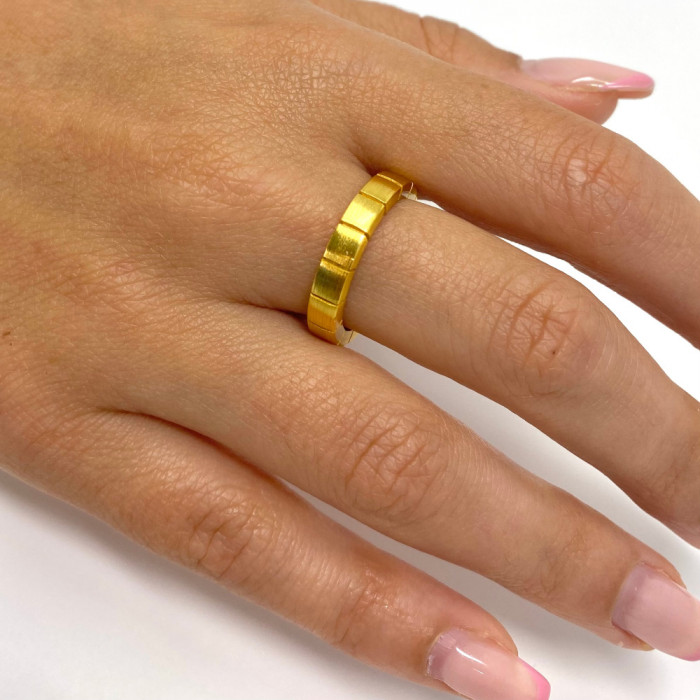 ANILLO EN PLATA DORADA CON DETALLES GEOMÉTRICOS 2