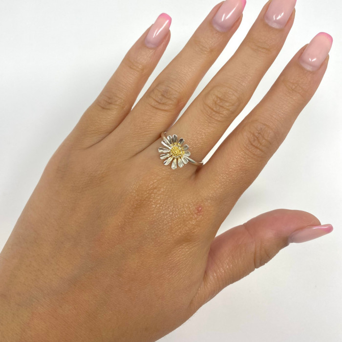 ANILLO EN PLATA FLOR CENTRO DORADO 2