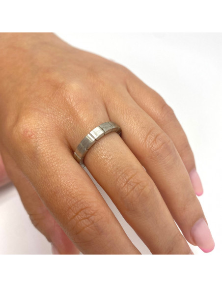 ANILLO EN PLATA CON DETALLES GEOMÉTRICOS