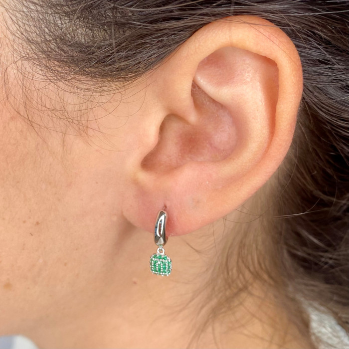 PENDIENTES EN PLATA CON ARO Y CIRCONITAS VERDES 2