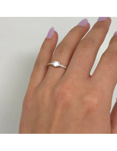 ANILLO EN ORO DISEÑO MEDIA ALIANZA  CIRCONITAS CON CIRCONITA EN EL CENTRO OVAL