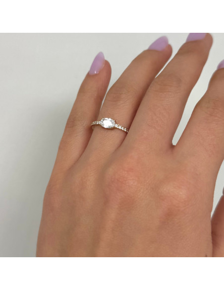 ANILLO EN ORO DISEÑO MEDIA ALIANZA  CIRCONITAS CON CIRCONITA EN EL CENTRO OVAL