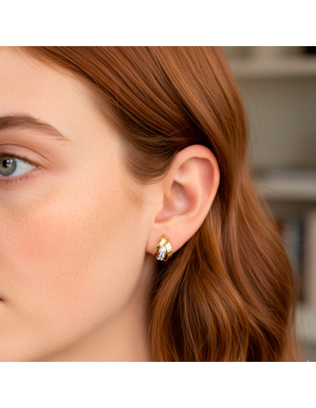 PENDIENTES EN ORO FORMA PICO CON CIRCONITAS