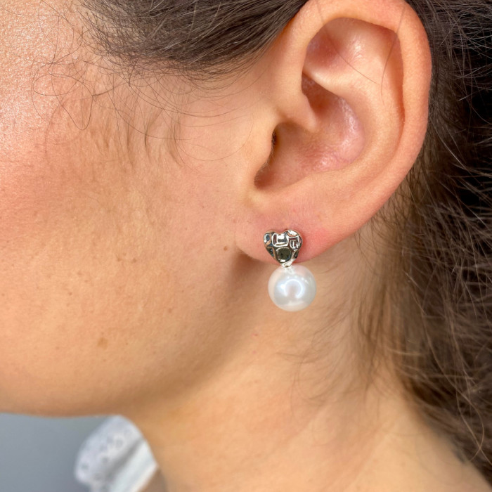 PENDIENTES EN PLATA CORAZÓN MARTELADO PERLA 2