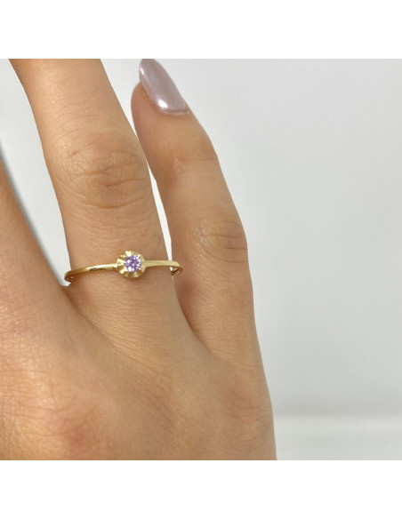 ANILLO EN ORO CON AMATISTA CENTRAL MONTADA EN GARRA