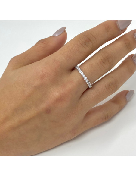 ANILLO EN ORO BLANCO CON CIRCONITAS MONTADAS EN GARRA