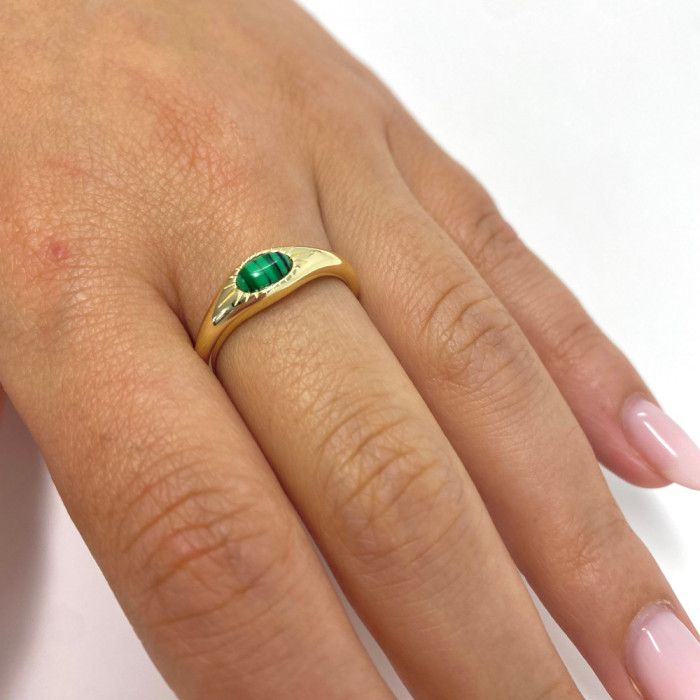 ANILLO EN PLATA DORADA CON PIEDRA VERDE OVALADA 2