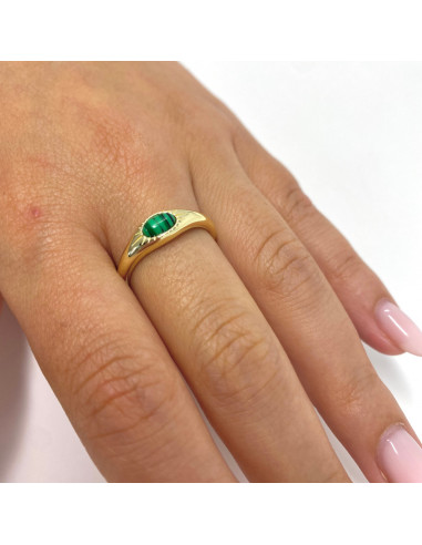 ANILLO EN PLATA DORADA CON PIEDRA VERDE OVALADA