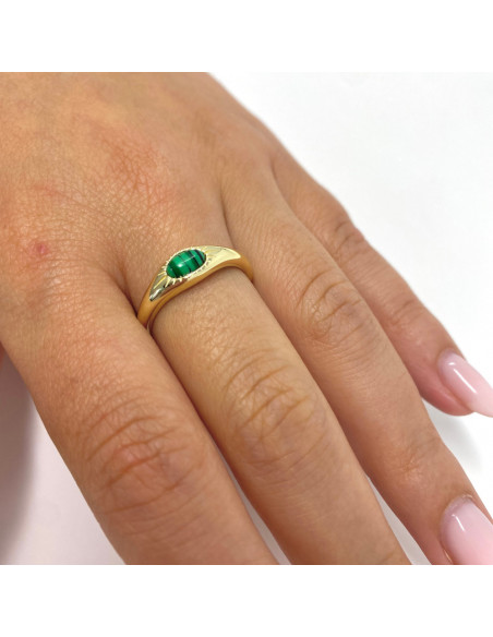 ANILLO EN PLATA DORADA CON PIEDRA VERDE OVALADA