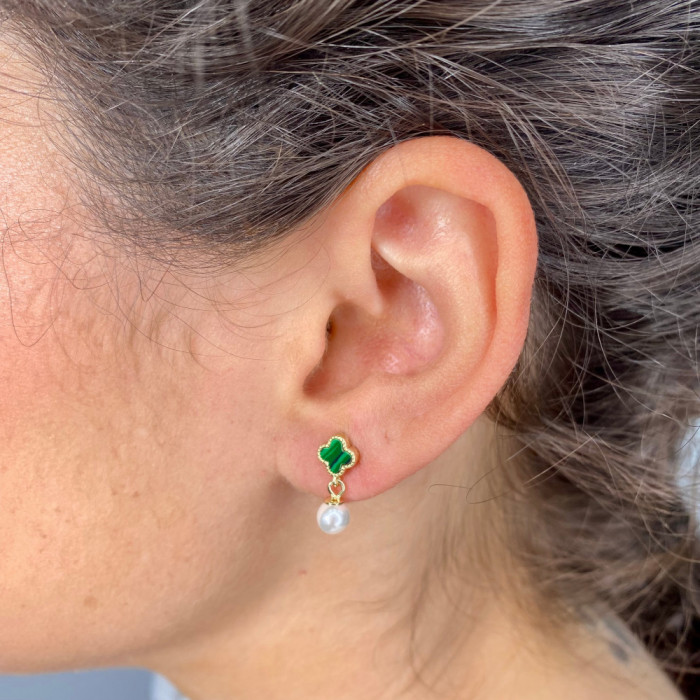 PENDIENTES EN PLATA DORADA CON TRÉBOL VERDE Y PERLA 2