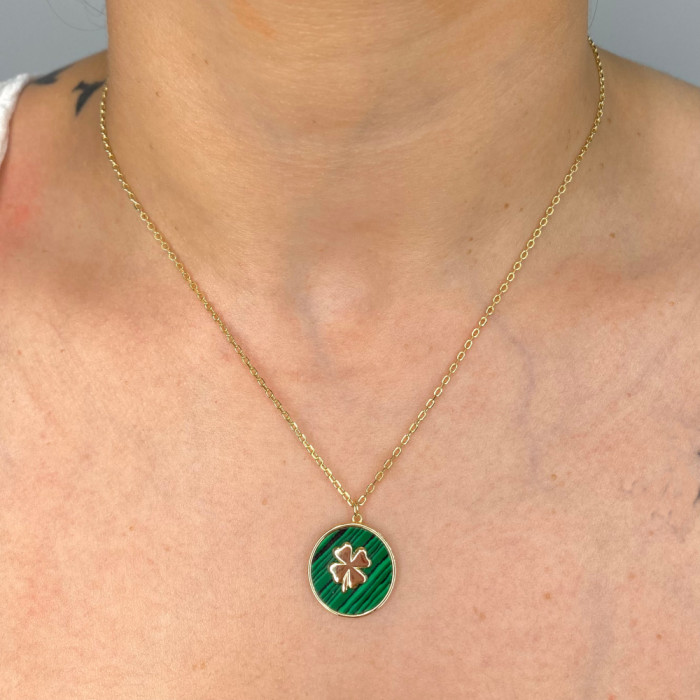 GARGNTILLA EN PLATA DORADA CON CÍRCULO VERDE Y TRÉBOL DORADO 2