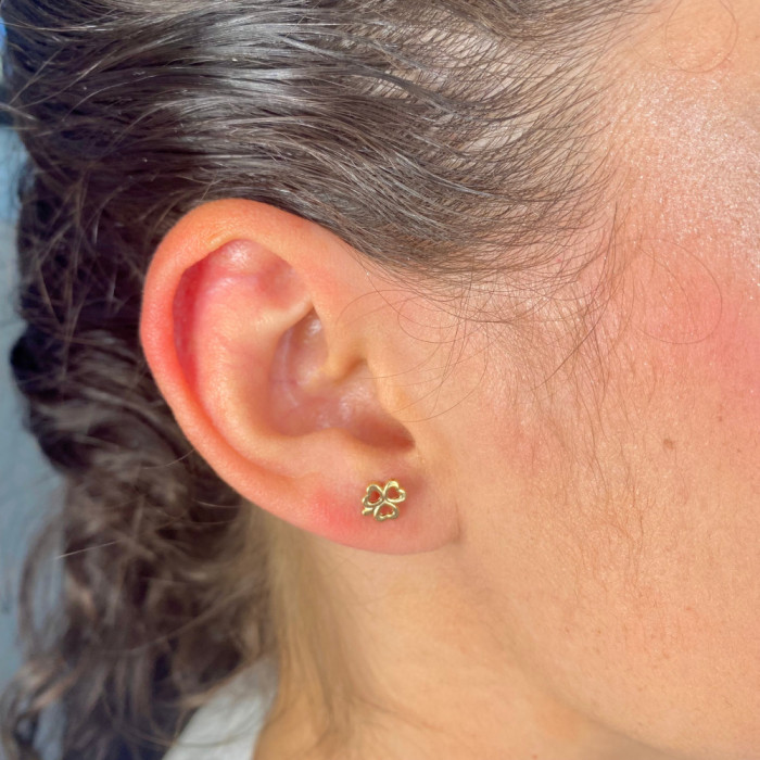 PENDIENTES EN ORO FORMA TREBOL TRES CORAZONES 2