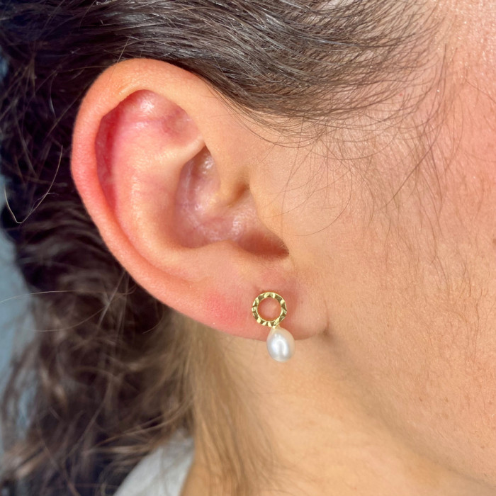 PENDIENTES EN ORO CIRCULO TALLADO Y PERLA GOTA 2